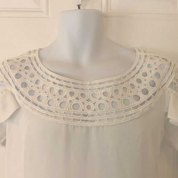 April White blouse with lace and short fluttered and ruffled sleeves - Picture 2 of 12